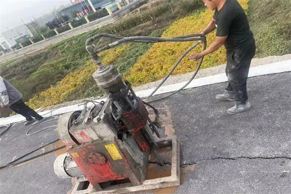成县马路面下沉注浆加固